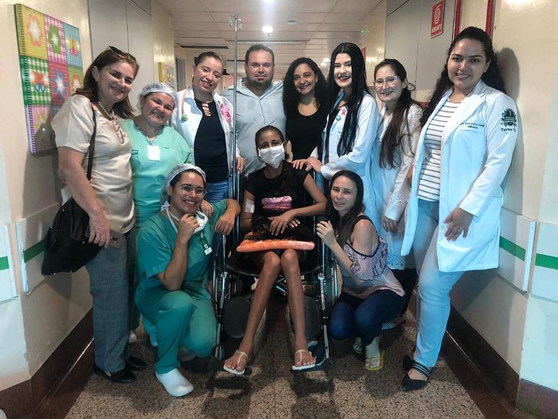 edivyrgens-rocha-posa-para-foto-ao-lado-de-sua-mae-e-todos-os-profissionais-que-cuidaram-dela-durante-sua-estadia-no-hospital