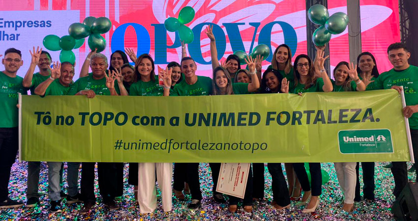 Colaboradores da Unimed Fortaleza recebendo premiao do GPTW 2019