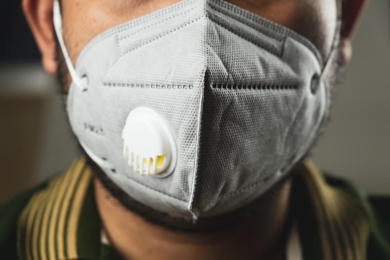 Máscara no rosto de uma pessoa