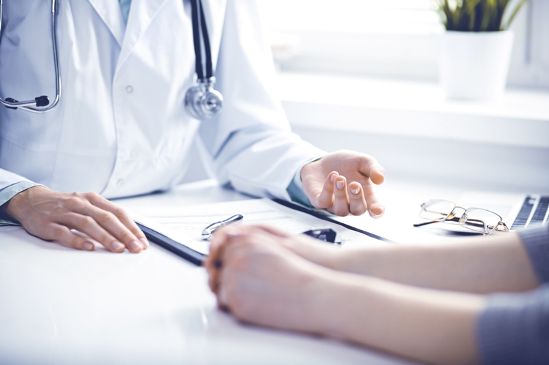 medico realizando atendimento ao paciente em seu consultorio