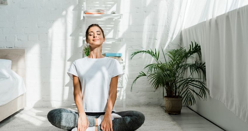 Mulher meditando em casa