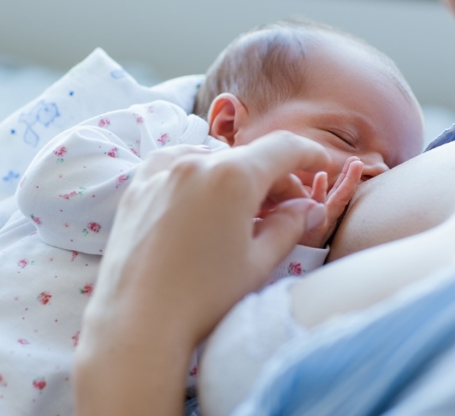 Bebê mamando no peito da mãe