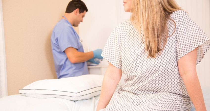 Mulher em consulta com mdico Coloproctologista