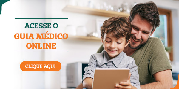 pai e filho olhando para um tablet