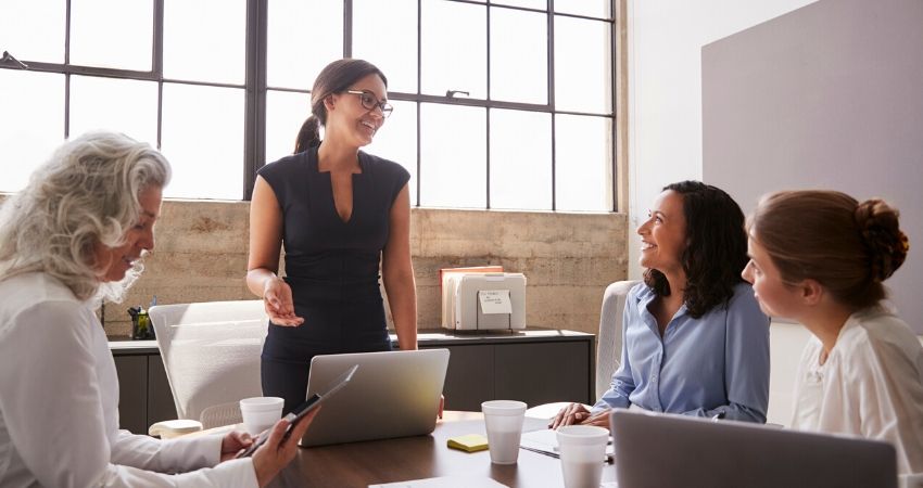 mulheres em reunio de negcios