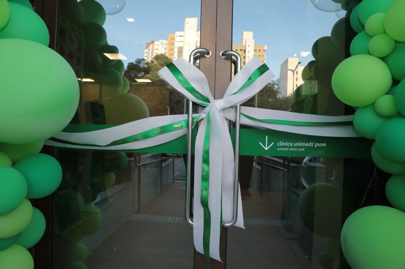 Porta do Espaço Saúde Unimed com um laço da inauguração