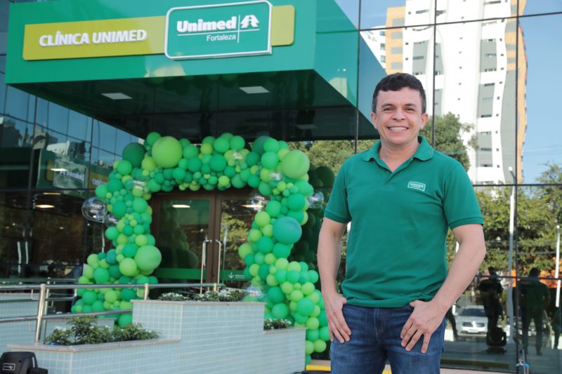 Foto do Dr. Elias Leite na fachada do Espaço Saúde Unimed