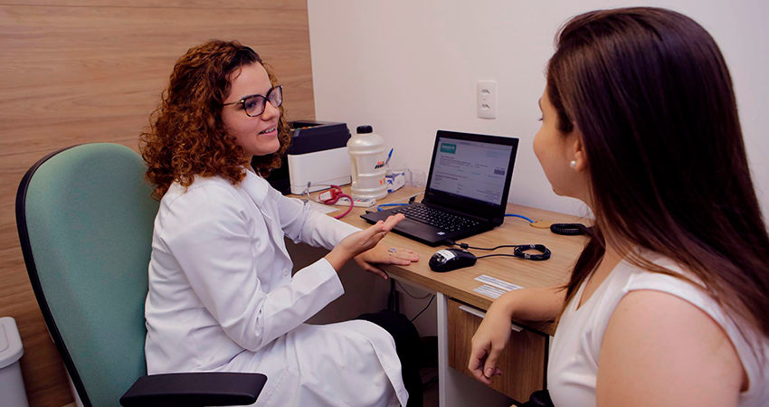 Dra. Morgana Pordeus realizando consulta mdica para check-up geral