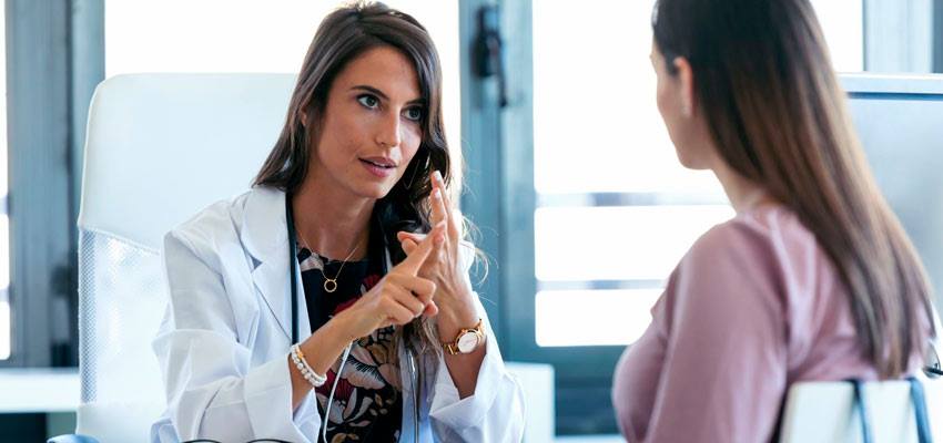 Paciente com candidase em consulta com mdica ginecologista