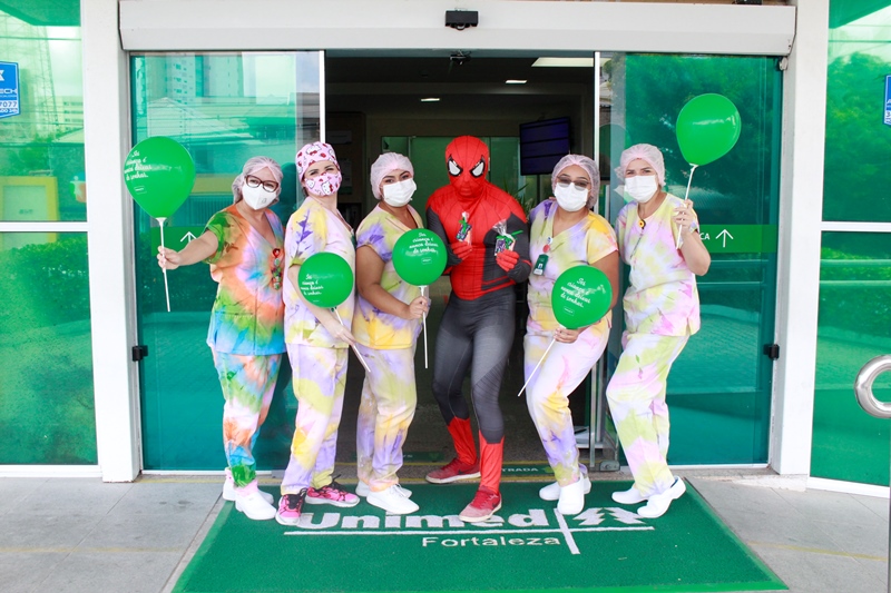 Foto do Dia das Crianças com o personagem e algumas colaboradoras