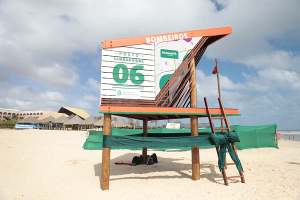 Corpo de Bombeiros e Unimed Fortaleza entregam primeiro lote de postos guarda-vidas na Praia do Futuro