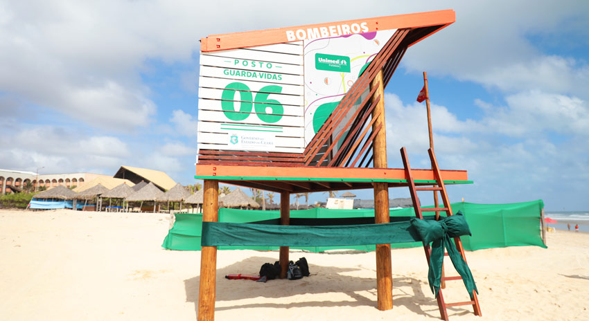 Foto do posto guarda-vida do Corpo de Bombeiros em parceria com a Unimed Fortaleza na Praia do Futuro