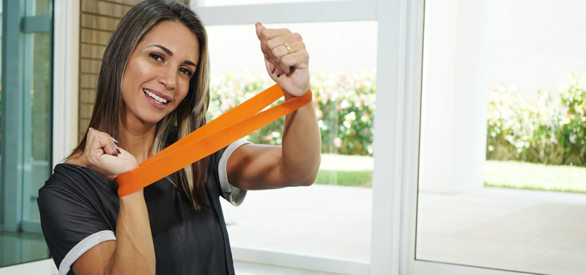 A apresentadora do Youtube da Unimed Fortaleza, Ingrid Machado, com um elstico sorrindo para a foto