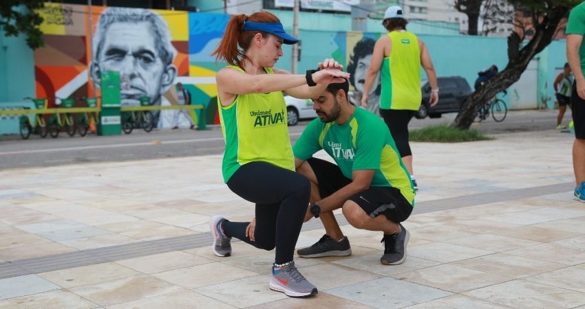 Professor da Unimed Ativa ajudando aluna