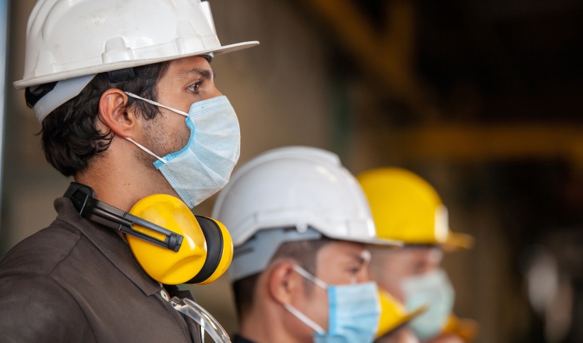 Colaboradores utilizando protecao para prevenir acidentes de trabalho