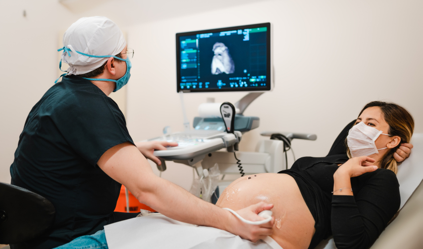 Mdico realizando exames pr-natal em gestante