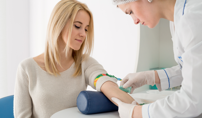 Mulher realizando coleta de sangue