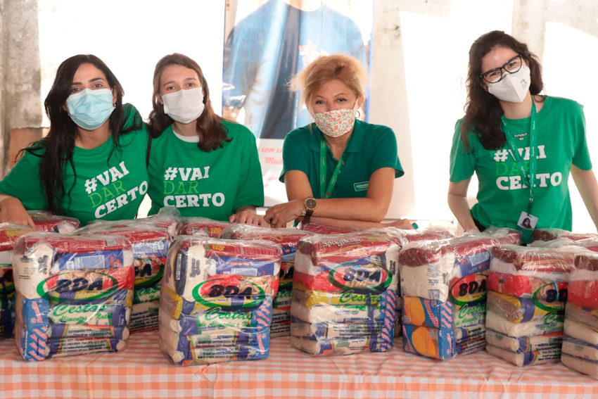 Solidariedade: Entrega das cestas bsicas com parte do valor das camisas do movimento #VaiDarCerto