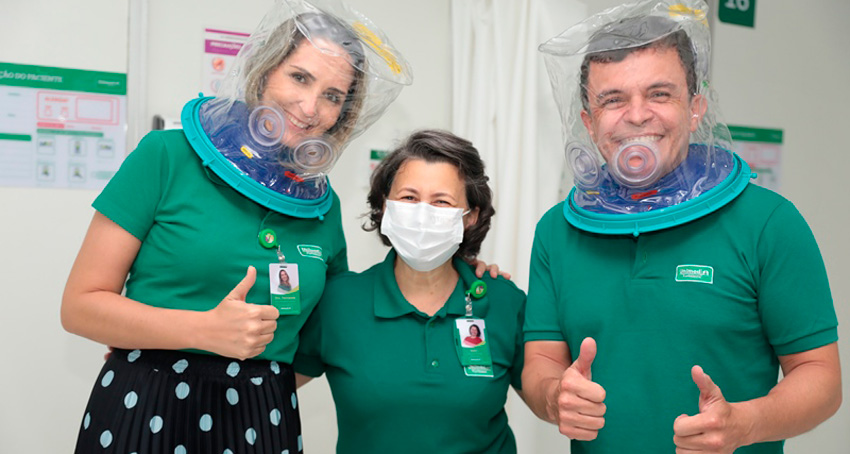 Mdicos usando capacete elmo ao lado de fisioterapeuta