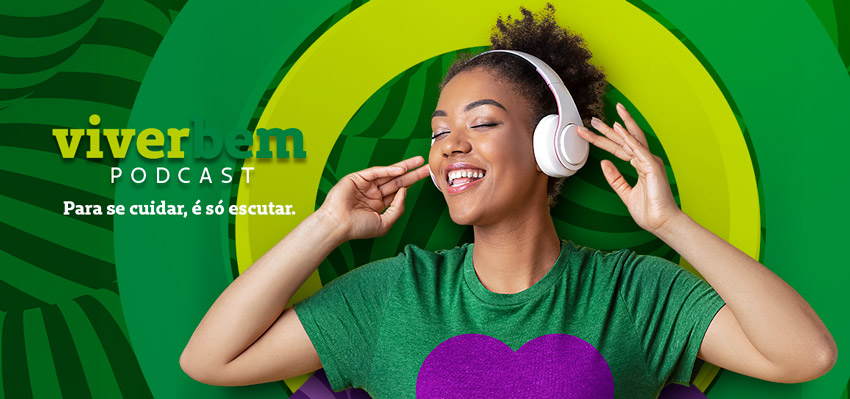 Mulher com fone de ouvido ouvindo o Podcast Viver Bem da Unimed Fortaleza e um fundo verde com estampas.