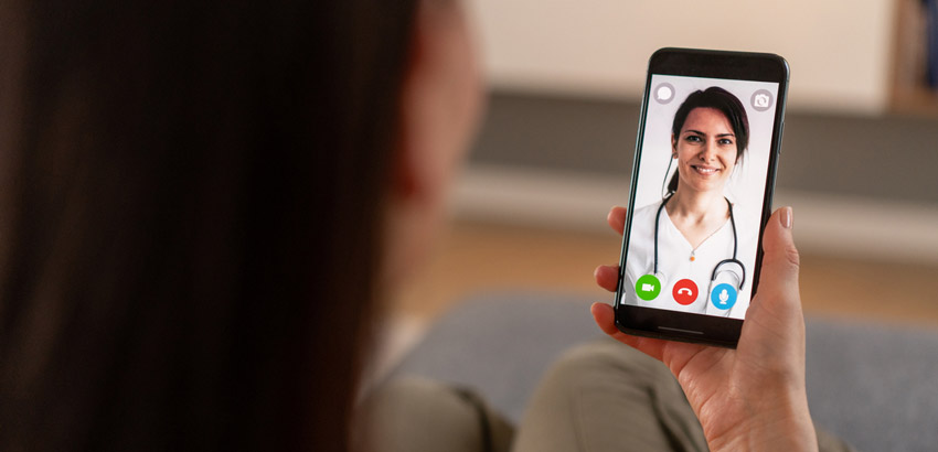 Cliente Unimed Fortaleza realizando teleconsulta através do celular com médio da família