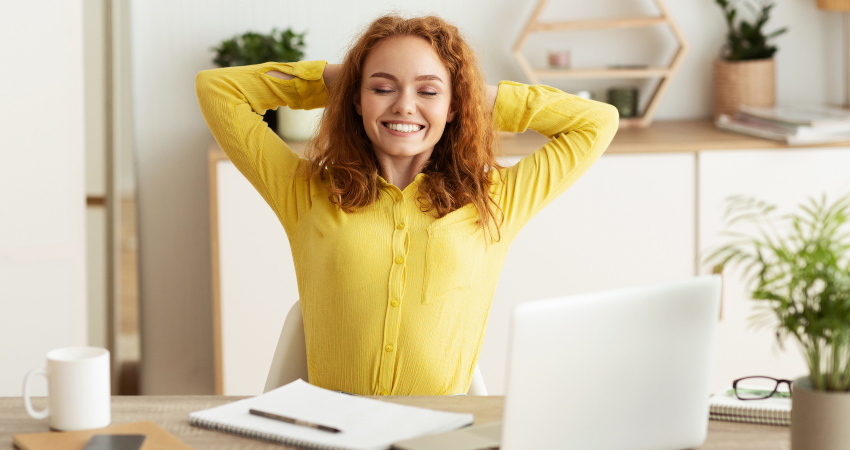 Colaboradora com apoio para cuidar da sade mental no trabalho