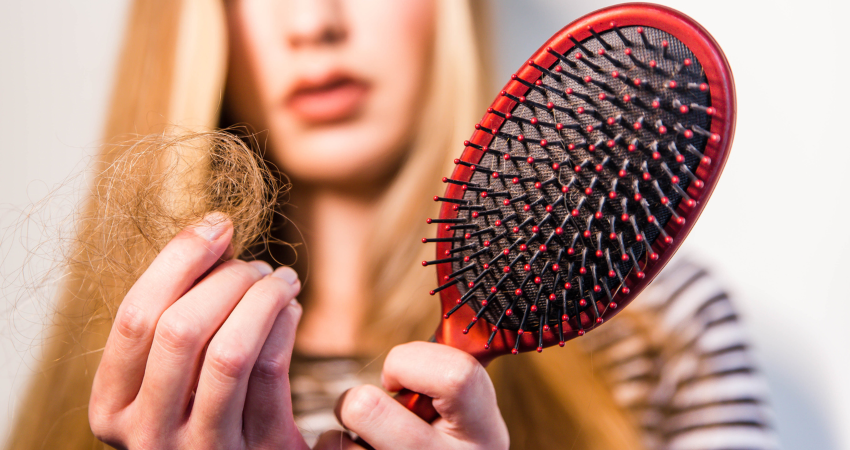 Mulher com queda de cabelo intensa