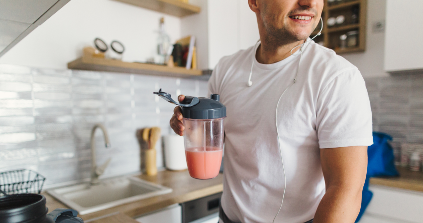 Homem tomando creatina antes do treino