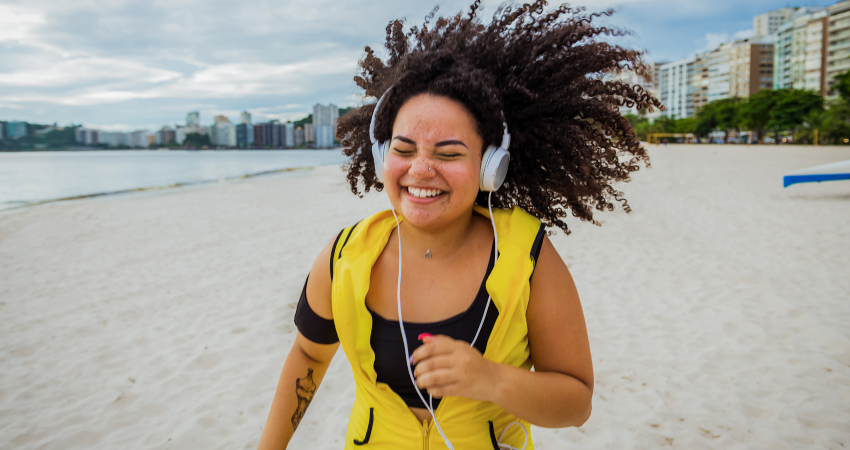 Mulher correndo feliz na praia