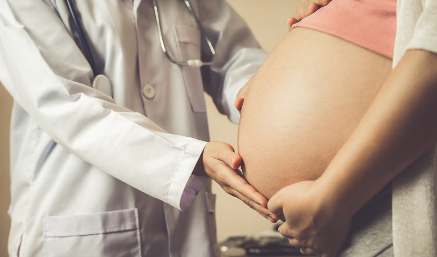 Medico avaliando colica na gravidez de paciente