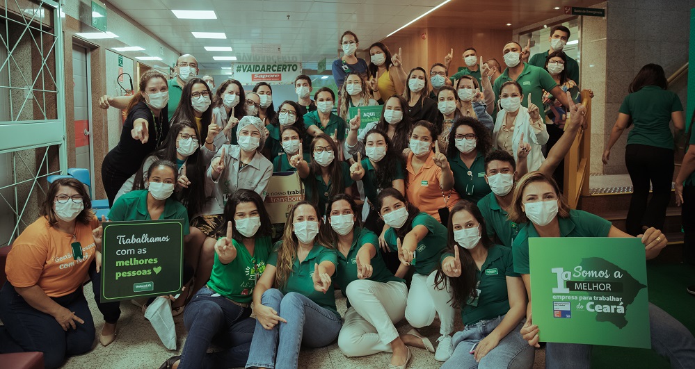 Colaboradores comemorando a colocao no GPTW 2021