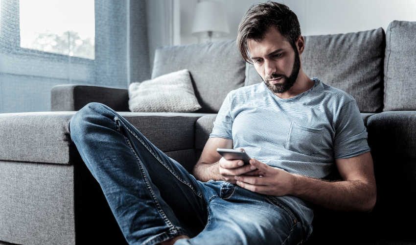 homem checando o seu celular