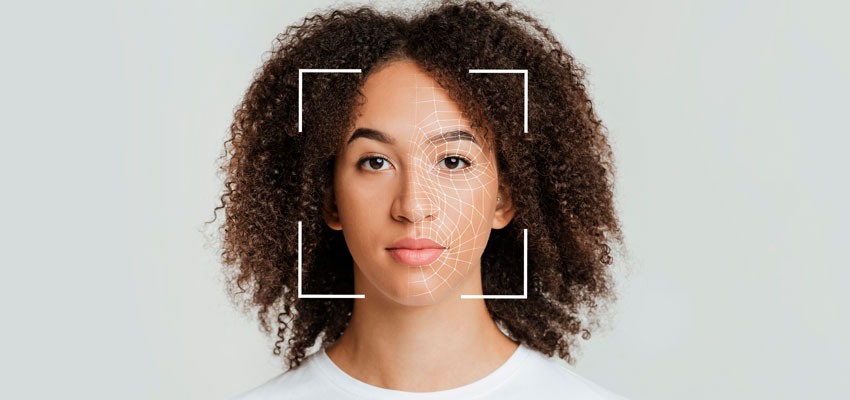 Mulher com biometria facial sendo verificada