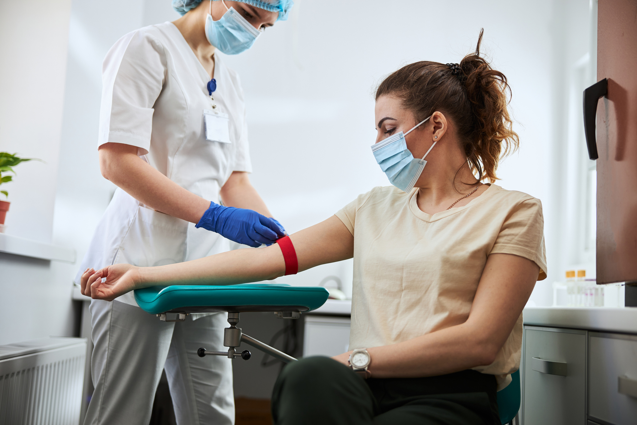 mulher realizando coleta de sangue