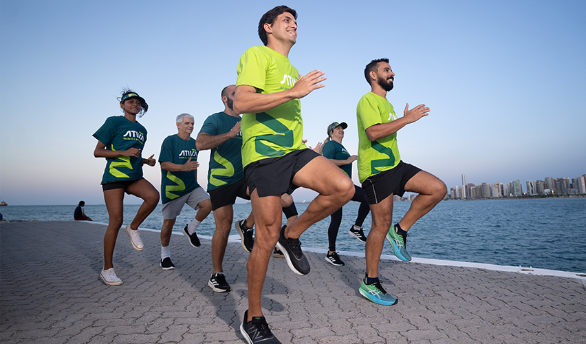 Pessoas correndo e aproveitando beneficios dos hormonios liberados na atividade fisica