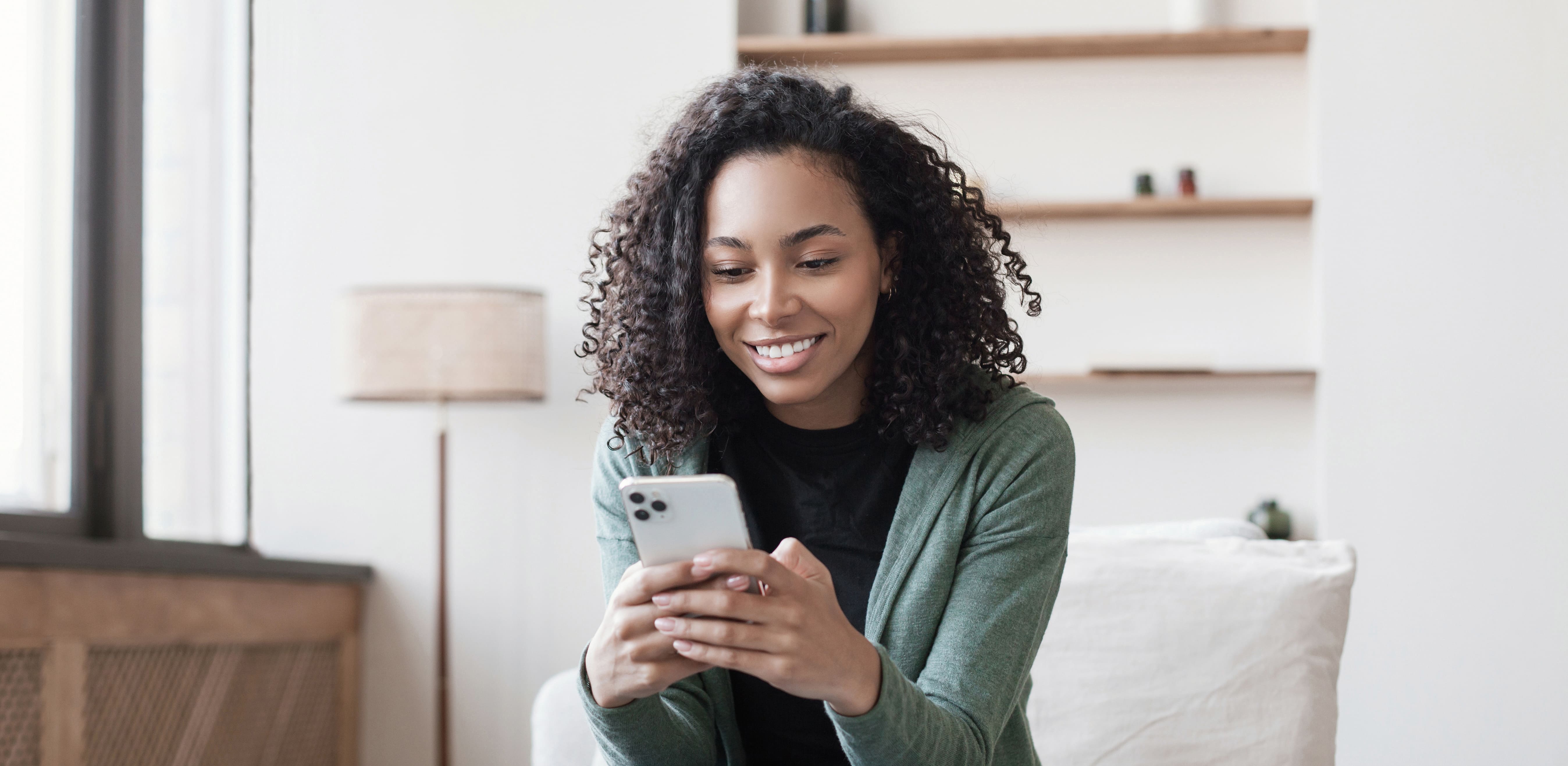 Mulher utilizando o smartphone