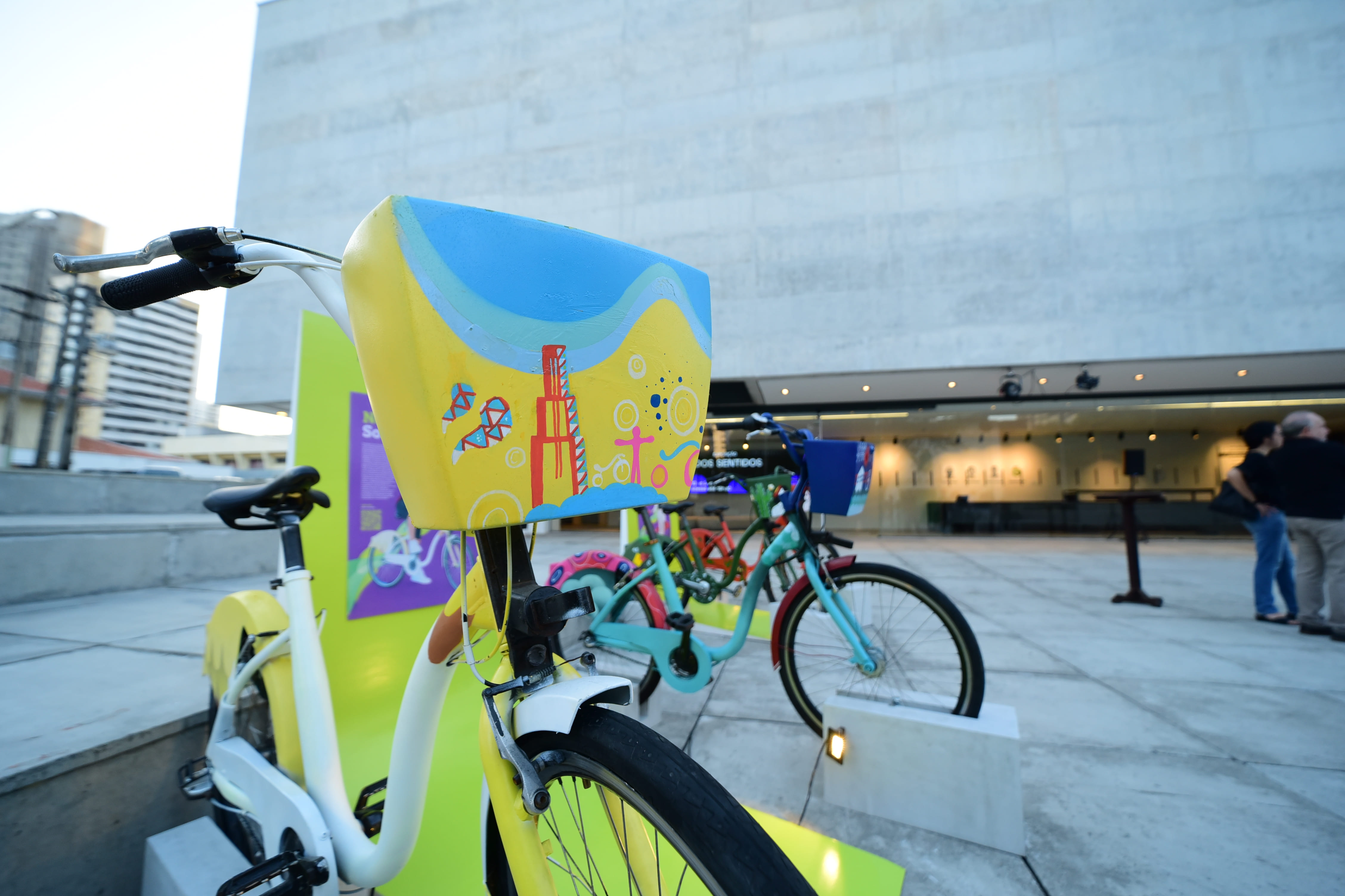 Bicicletas compartilhadas com pinturas assinadas por artistas urbanos estaro em exposio no MIS