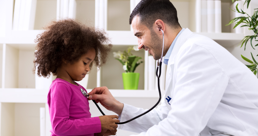 Medico examinando crianca