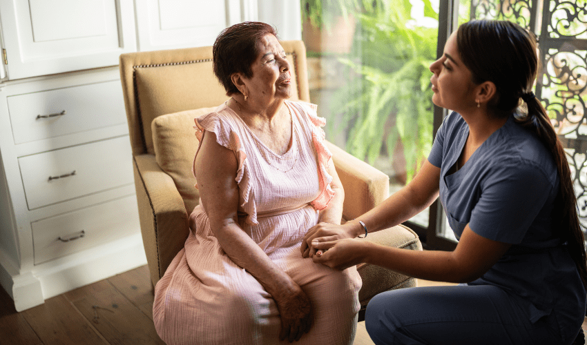 Idosa com alzheimer recebendo cuidados medicos