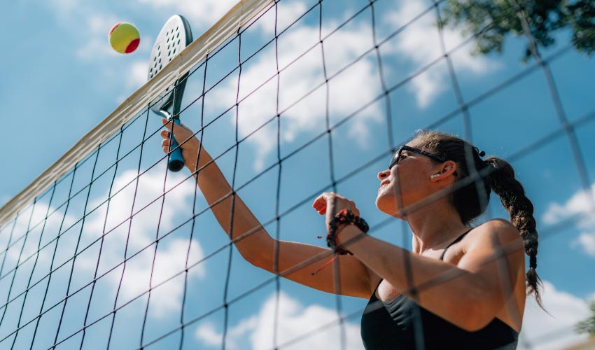 mulher praticando beach tennis