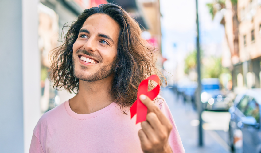 Homem apoiando luta contra hiv e aids