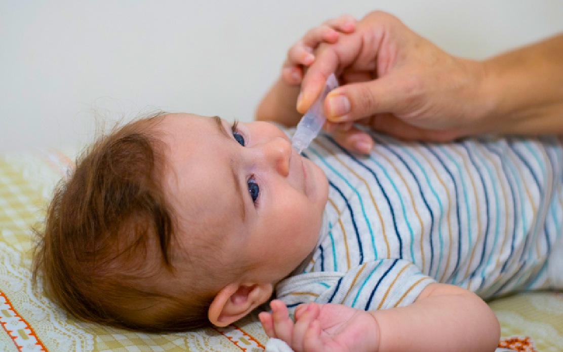 Bebe tomando vacina rotavirus