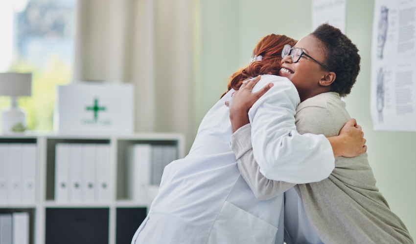 Medica da familia abraando paciente