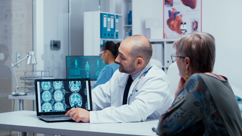 Neurologista analisando exames de paciente