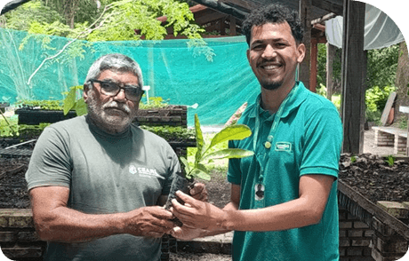 Pessoas reunidas em uma mesa comemorando