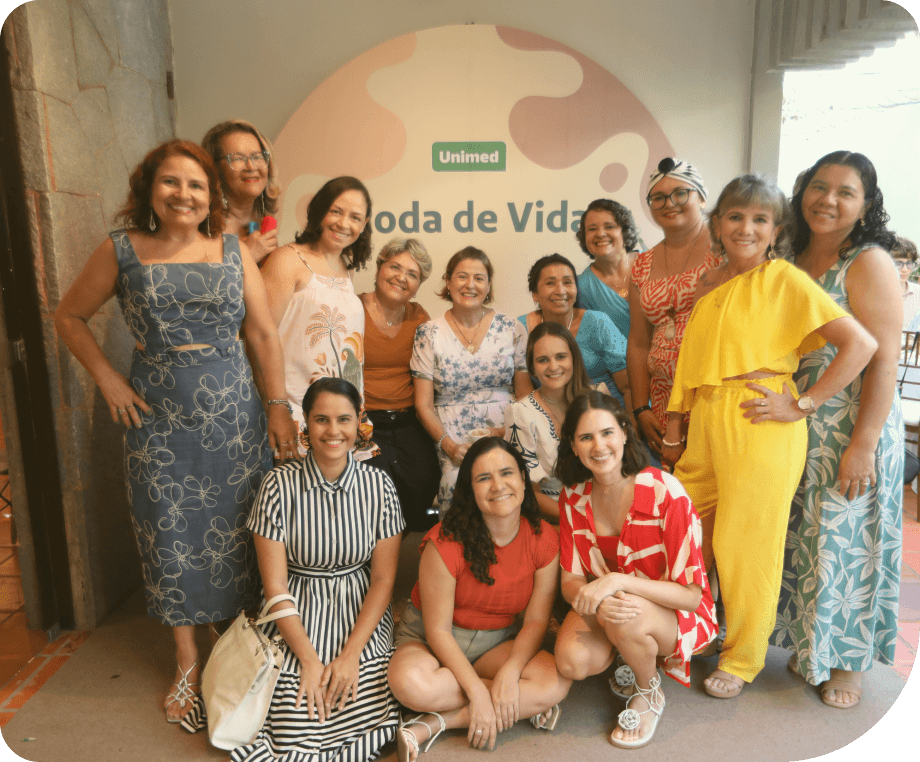 Pessoas na frente de um banner do roda da vida