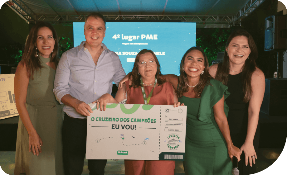 Pessoa recebendo o destaque m�rito de a��es de Trade Marketing