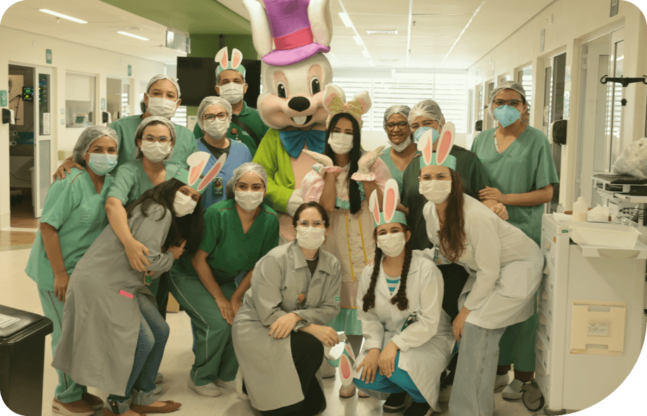Equipe unimed com coelho da p�scoa