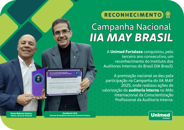 Dois homens segurando um pr�mio