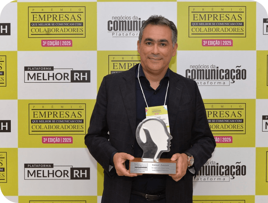 Homem segurando o pr�mio